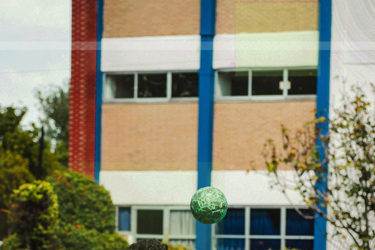 深空蓝背景上的抽象数据流纹理，电光青细线从中心向四周延展，周围散布星点光晕